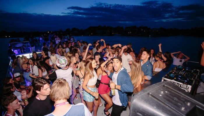 Fiesta en barco con cena en valencia